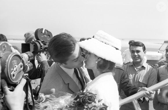 Alain Delon embrassant Romy Schneider lors du 15e festival de Cannes, mai 1962. Photo de Pierluigi Praturlon/Mondadori Portfolio via ZUMA Press/ABACAPRESS.COM