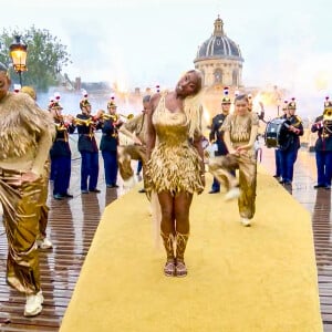 L'occasion pour l'heureuse maman de deux enfants de répondre aux artistes qui ont contesté à mi-mots sa légitimité à se produire lors de la cérémonie d'ouverture : "C'était moi l'élue".
Aya Nakamura chante lors de la cérémonie d'ouverture des Jeux Olympiques (JO) de Paris 2024, à Paris, France, le 26 juillet 2024. 