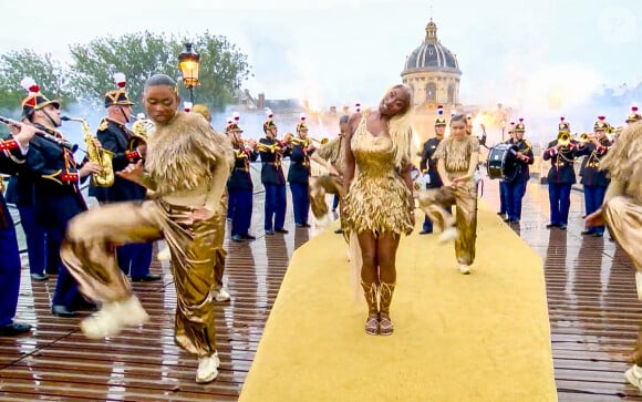 L'occasion pour l'heureuse maman de deux enfants de répondre aux artistes qui ont contesté à mi-mots sa légitimité à se produire lors de la cérémonie d'ouverture : "C'était moi l'élue".
Aya Nakamura chante lors de la cérémonie d'ouverture des Jeux Olympiques (JO) de Paris 2024, à Paris, France, le 26 juillet 2024. 