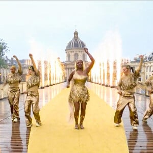 Le 26 juillet 2024, dans le cadre de la cérémonie d'ouverture des Jeux Olympiques de Paris, Aya Nakamura a enflammé le pont de Arts avec la Garde Républicaine !
Aya Nakamura chante lors de la cérémonie d'ouverture des Jeux Olympiques (JO) de Paris 2024, à Paris, France, le 26 juillet 2024. 