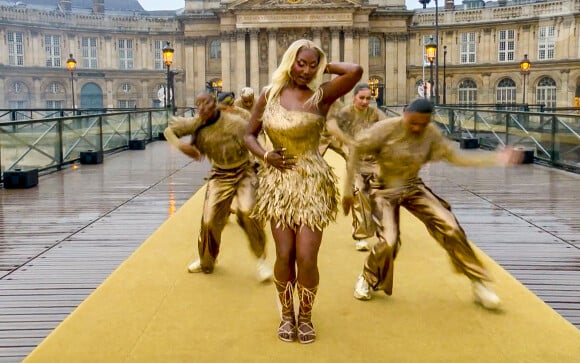 Aya Nakamura chante lors de la cérémonie d'ouverture des Jeux Olympiques (JO) de Paris 2024, à Paris, France, le 26 juillet 2024. 