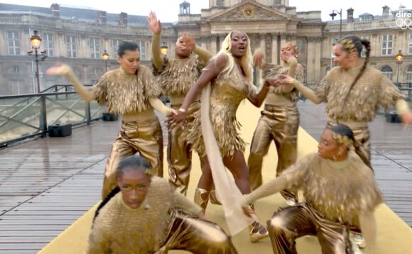 Aya Nakamura et la Garde Républicaine - Cérémonie d'ouverture des Jeux Olympiques (JO) de Paris 2024 le 26 juillet 2024. © Capture France TV via Bestimage 