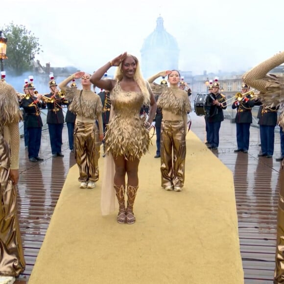 Aya Nakamura et la Garde Républicaine - Cérémonie d'ouverture des Jeux Olympiques (JO) de Paris 2024 le 26 juillet 2024. © Capture France TV via Bestimage 