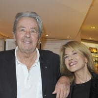 "Toutes ces fleurs blanches partout et son cercueil noir..." : Nicole Calfan, protégée d'Alain Delon, s'exprime sur son dernier voyage