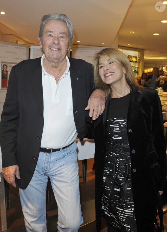 Alain Delon dedicace le livre "Lettre entr'ouverte a Alain Delon" de Nicole Calfan au Drugstore Publicis a Paris. Le 30 octobre 2012