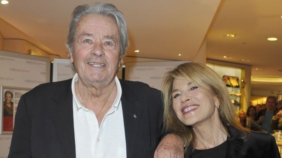 "Toutes ces fleurs blanches partout et son cercueil noir..." : Nicole Calfan, protégée d'Alain Delon, s'exprime sur son dernier voyage