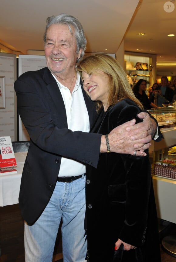 Alain Delon dedicace le livre "Lettre entr'ouverte a Alain Delon" de Nicole Calfan au Drugstore Publicis a Paris. Le 30 octobre 2012