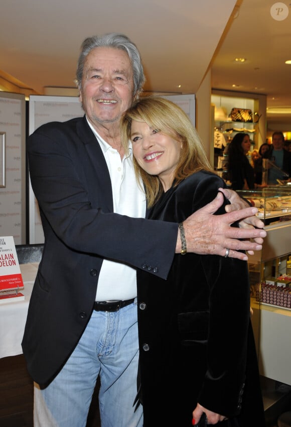 Alain Delon dedicace le livre "Lettre entr'ouverte a Alain Delon" de Nicole Calfan au Drugstore Publicis a Paris. Le 30 octobre 2012