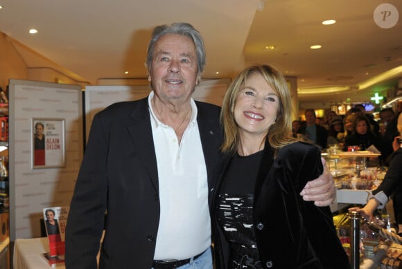 Alain Delon dedicace le livre "Lettre entr'ouverte a Alain Delon" de Nicole Calfan au Drugstore Publicis a Paris. Le 30 octobre 2012