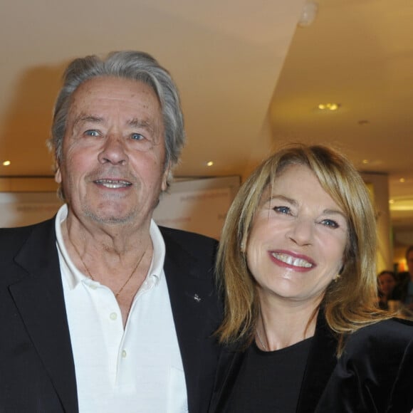 Alain Delon dedicace le livre "Lettre entr'ouverte a Alain Delon" de Nicole Calfan au Drugstore Publicis a Paris. Le 30 octobre 2012