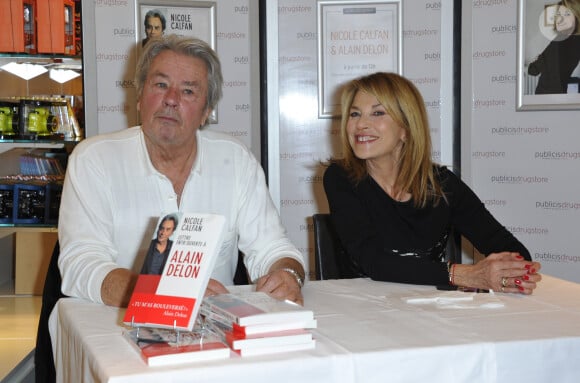 Alain Delon dedicace le livre "Lettre entr'ouverte a Alain Delon" de Nicole Calfan au Drugstore Publicis a Paris. Le 30 octobre 2012