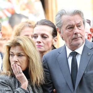 Nicole Calfan et Alain Delon - Obsèques de Pierre Mondy en l'église Saint-Honoré d'Eylau à Paris, le 20 septembre 2012.