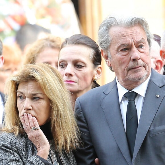 Nicole Calfan et Alain Delon - Obsèques de Pierre Mondy en l'église Saint-Honoré d'Eylau à Paris, le 20 septembre 2012.