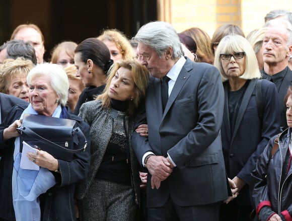 Nicole Calfan, Line Renaud, Mireille Darc et Alain Delon - Obsèques de Pierre Mondy en l'église Saint-Honoré d'Eylau à Paris, le 20 septembre 2012.