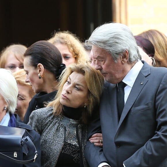 Nicole Calfan, Line Renaud, Mireille Darc et Alain Delon - Obsèques de Pierre Mondy en l'église Saint-Honoré d'Eylau à Paris, le 20 septembre 2012.