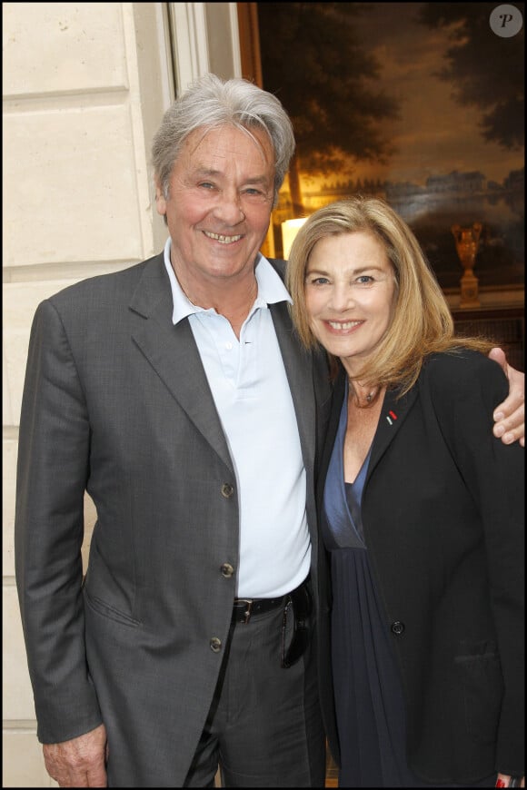 Exclusif - Alain Delon, Nicole Calfan - Cérémonie de remise des insignes de commandeur de l'ordre national du mérité à Mireille Darc au Palais de l'Elysée.