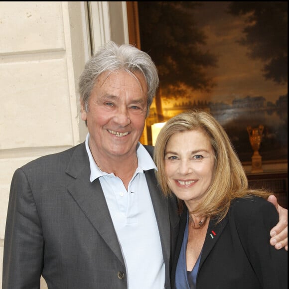 Exclusif - Alain Delon, Nicole Calfan - Cérémonie de remise des insignes de commandeur de l'ordre national du mérité à Mireille Darc au Palais de l'Elysée.