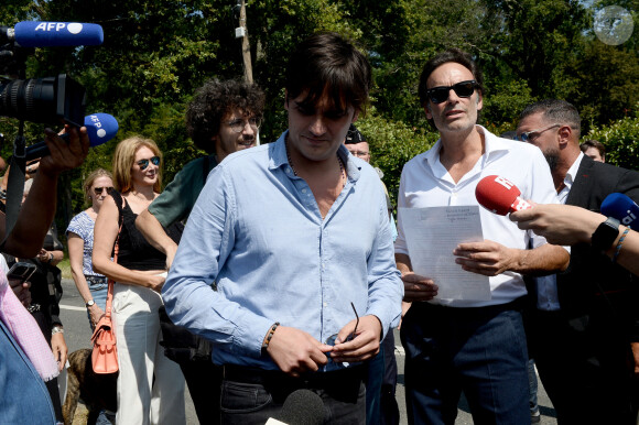 Anthony Delon et son demi-frère Alain-Fabien découvrent les hommages devant les grilles de la propriété de Douchy, quelques heures avant les obsèques de leur père, A.Delon, le 24 août 2024. Décédé le 18 août 2024, l'acteur a rendu son dernier souffle, entouré des siens dans sa propriété de Douchy, où il sera inhumé, le 24 août 2024 vers 17 heures dans une chapelle, construite il y a une vingtaine d'années.