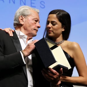 "Papa, je t'aime", a-t-elle notamment déclaré
Alain Delon (avec un badge Paris Match d'une ancienne couverture du magazine titrant "Alain Delon, mes deux amours, Rosalie et Anouchka) et sa fille Anouchka (Robe Elie Saab) - Remise de la Palme d'Honneur à Alain Delon lors du 72ème Festival International du Film de Cannes.  © Jacovides-Moreau / Bestimage