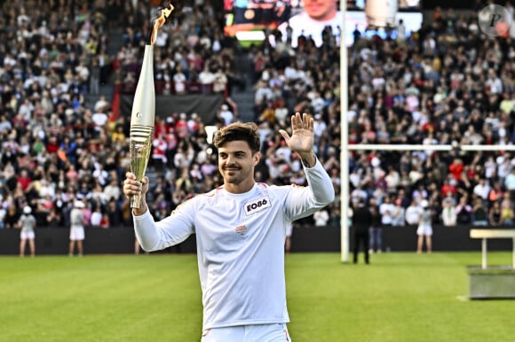 Romain Ntamack avec la Flamme Olympique - La Flamme Olympique (JO 2024) arrive en Haute-Garonne et traverse la Ville de Toulouse et finit dans le stade d'Ernest-Wallon le 17 mai 2024. © Thierry Breton / Panoramic / Bestimage