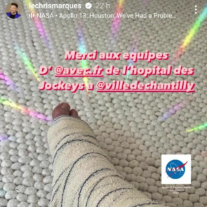 S'il ne précise pas ce qui lui est arrivé, il dévoile une photo de son pied presque entièrement bandé et immobilisé.
Chris Marques indique s'être lourdement blessé. Instagram