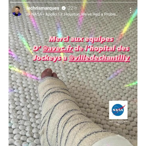 S'il ne précise pas ce qui lui est arrivé, il dévoile une photo de son pied presque entièrement bandé et immobilisé.
Chris Marques indique s'être lourdement blessé. Instagram