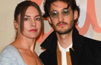 Pierre Niney complice et bronzé avec Natasha Andrews, le couple profite de ses vacances sur une magnifique île