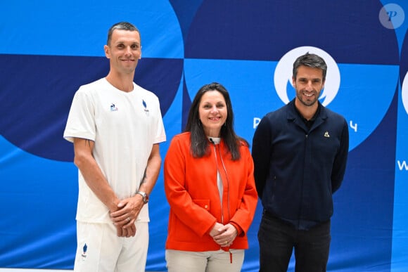 Alexis Hanquinquant (triathlète français), Béatrice Dupuy (PDG Procter & Gamble France) et Tony Estanguet (patron du comité d'organisation des JO de Paris 2024) - Présentation des podiums des Jeux Olympiques et Paralympiques au centre d'affaires Le Pulse à Saint-Denis, le 23 mai 2024. © Federico Pestellini / Panoramic / Bestimage