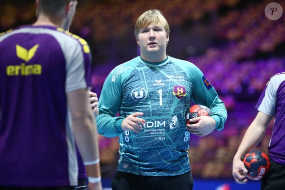 Emil Nielsen a pris la décision de rester pour tenter de ramener la médaille d'or olympique, en l'honneur de son père
 
Emil Nielsen (HBC Nantes) - Handball Match d'EHF Europa Ligue "Nantes - Benfica (33-33)" à l'XXL Arena de Nantes, le 7 décembre 2021.