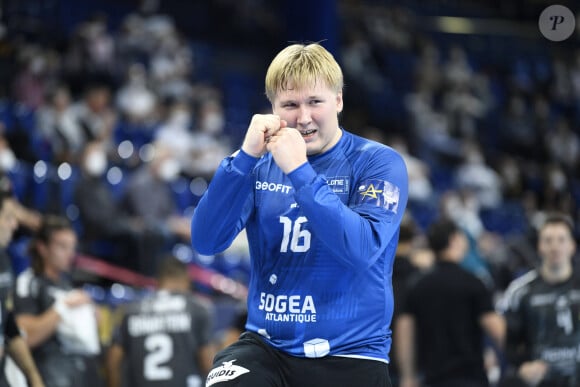 "Cette finale a marqué la fin de la plus grande réussite de ma vie et en même temps la fin d'un énorme fardeau mental", explique Emil Nielsen
 
Emil Nielsen - L'équipe de handball HBC Nantes bat celle de THW Kiel (35 - 27) lors du match de Ligue des champions. Kiel. Le 24 septembre 2020.