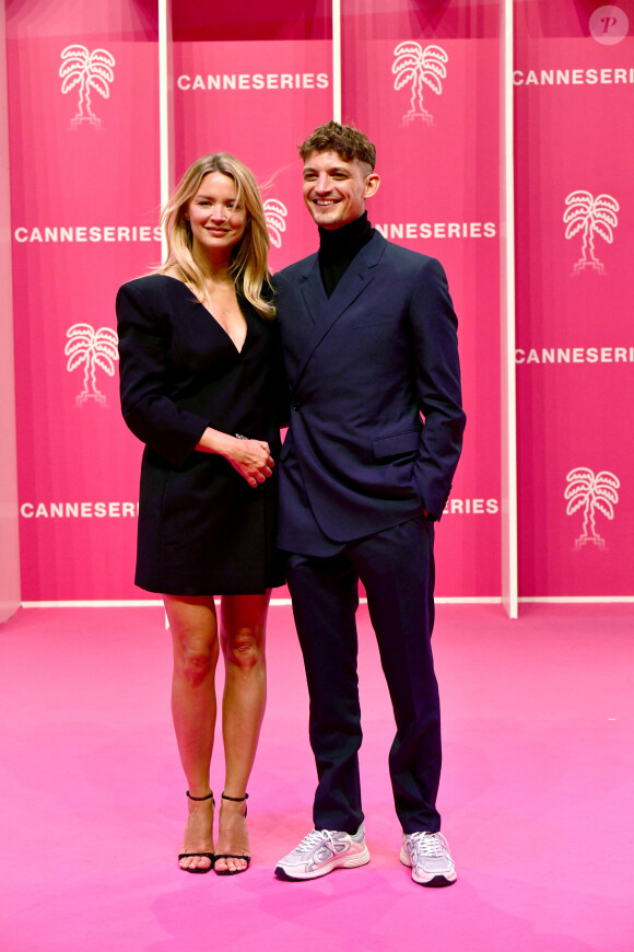 Virginie Efira et son compagnon Niels Schneider durant la seconde soirée du 4eme Canneseries au Palais des Festivals à Cannes, le 9 octobre 2021. Le festival se déroule jusqu'au 13 octobre. © Bruno Bebert / Bestimage  