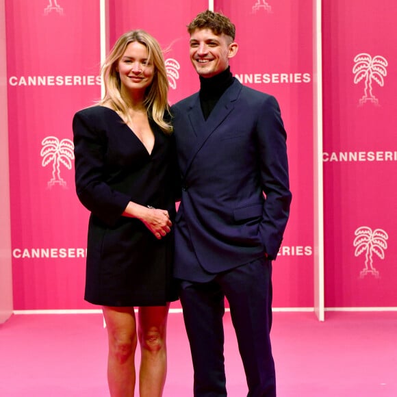 Virginie Efira et son compagnon Niels Schneider durant la seconde soirée du 4eme Canneseries au Palais des Festivals à Cannes, le 9 octobre 2021. Le festival se déroule jusqu'au 13 octobre. © Bruno Bebert / Bestimage  