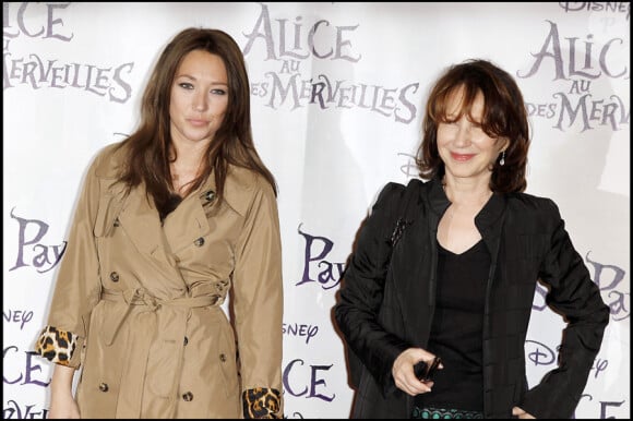 Laura Smet et Nathalie Baye lors de la première d'Alice au pays des merveilles à Paris le 15 mars 2010