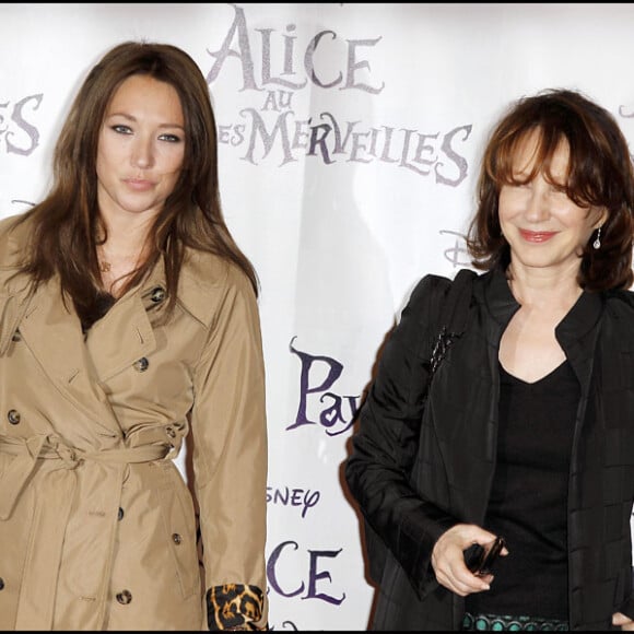 Laura Smet et Nathalie Baye lors de la première d'Alice au pays des merveilles à Paris le 15 mars 2010