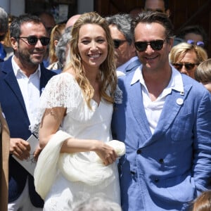 En couple depuis 2013 avec l'homme d'affaires, elle l'a épousé en 2018 avant de devenir maman de leur premier enfant.
Nathalie Baye, Bernard Montiel, Jean-Louis Borloo, David Hallyday - Mariage de Laura Smet et Raphaël Lancrey-Javal à l'église Notre-Dame des Flots au Cap-Ferret le jour de l'anniversaire de son père Johnny Hallyday le 15 juin 2019.