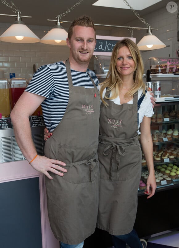 Exclusif - Sandrine Corman et l'ancien candidat de Top Chef Julien Lapraille animent l'émission " Qu'est-ce que je vous sers ? " sur Bel RTL, chez M-Joy Cupcakes, dans le cadre du Télévie.