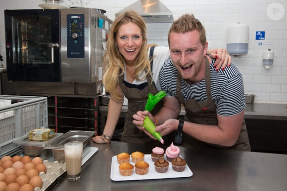 Exclusif - Sandrine Corman et l'ancien candidat de Top Chef Julien Lapraille animent l'émission " Qu'est-ce que je vous sers ? " sur Bel RTL, chez M-Joy Cupcakes, dans le cadre du Télévie.