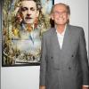 Pal Sarkozy présentant l'une de ses peintures