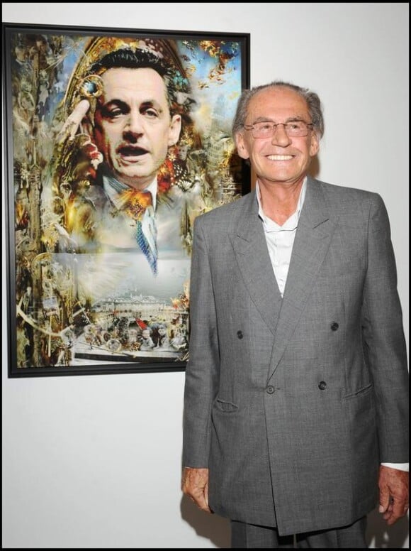 Pal Sarkozy présentant l'une de ses peintures