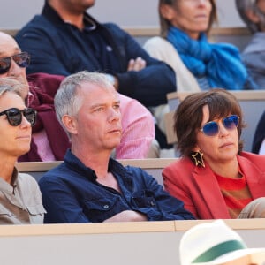 Les 3 animateurs de TF1, France 2 et M6, Julien Arnaud, Anne-Sophie Lapix et Nathalie Renoux en tribunes lors des Internationaux de France de tennis de Roland Garros 2023 à Paris, France. © Moreau-Jacovides/Bestimage