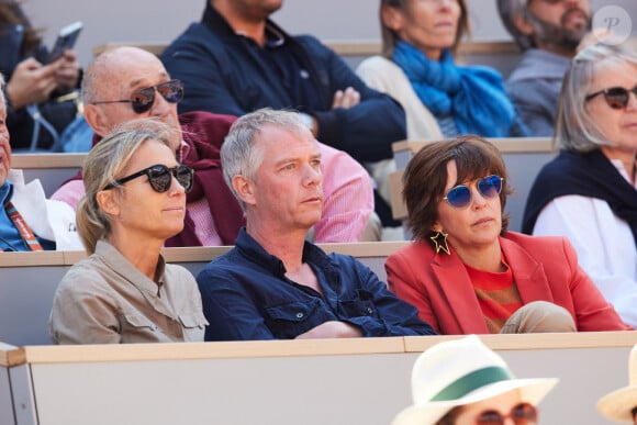 Les 3 animateurs de TF1, France 2 et M6, Julien Arnaud, Anne-Sophie Lapix et Nathalie Renoux en tribunes lors des Internationaux de France de tennis de Roland Garros 2023 à Paris, France. © Moreau-Jacovides/Bestimage