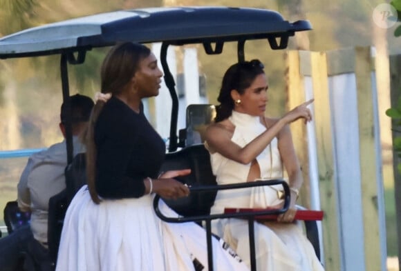 Palm Beach, FL - Meghan Markle a fait sensation dans une robe blanche et des talons imposants alors qu'elle et le prince Harry assistaient au Royal Salute Polo Challenge à Miami avec Serena Williams. Le couple heureux était entouré d'une équipe de tournage de la nouvelle émission Netflix de Duke sur ce sport élitiste.
Sur la photo : Meghan Markle, Serena Williams