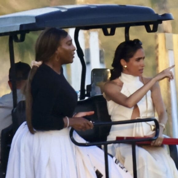 Palm Beach, FL - Meghan Markle a fait sensation dans une robe blanche et des talons imposants alors qu'elle et le prince Harry assistaient au Royal Salute Polo Challenge à Miami avec Serena Williams. Le couple heureux était entouré d'une équipe de tournage de la nouvelle émission Netflix de Duke sur ce sport élitiste.
Sur la photo : Meghan Markle, Serena Williams