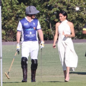 Palm Beach, FL - Meghan Markle, en robe blanche et talons hauts, arrive main dans la main avec le prince Harry au Royal Salute Polo Challenge à Miami. Le couple heureux était entouré d'une équipe de tournage de la nouvelle émission Netflix de Duke sur ce sport élitiste.
Sur la photo : Prince Harry, Meghan Markle