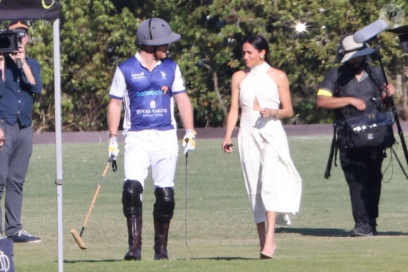 Palm Beach, FL - Meghan Markle, en robe blanche et talons hauts, arrive main dans la main avec le prince Harry au Royal Salute Polo Challenge à Miami. Le couple heureux était entouré d'une équipe de tournage de la nouvelle émission Netflix de Duke sur ce sport élitiste.
Sur la photo : Prince Harry, Meghan Markle