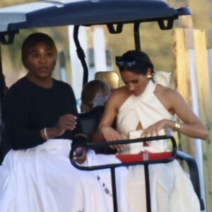 La duchesse de Sussex est inséparable de Serena Williams, qui a assisté à son mariage en 2018. Cotoyant des mamans de son quartier triées sur le volet, Meghan Markle est aussi très proche d'Ellen Degeneres, qui est sa voisine.
Palm Beach, FL - Meghan Markle a fait sensation dans une robe blanche et des talons imposants alors qu'elle et le prince Harry assistaient au Royal Salute Polo Challenge à Miami avec Serena Williams. Le couple heureux était entouré d'une équipe de tournage de la nouvelle émission Netflix de Duke sur ce sport élitiste.
Sur la photo : Meghan Markle, Serena Williams