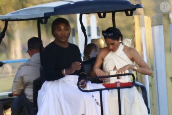 La duchesse de Sussex est inséparable de Serena Williams, qui a assisté à son mariage en 2018. Cotoyant des mamans de son quartier triées sur le volet, Meghan Markle est aussi très proche d'Ellen Degeneres, qui est sa voisine.
Palm Beach, FL - Meghan Markle a fait sensation dans une robe blanche et des talons imposants alors qu'elle et le prince Harry assistaient au Royal Salute Polo Challenge à Miami avec Serena Williams. Le couple heureux était entouré d'une équipe de tournage de la nouvelle émission Netflix de Duke sur ce sport élitiste.
Sur la photo : Meghan Markle, Serena Williams