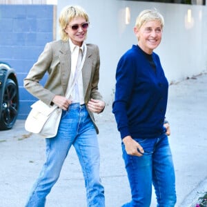 Los Angeles, CA - EXCLUSIF - Ellen DeGeneres salue ses fans alors qu'elle arrive à son spectacle comique "An Evening with Ellen DeGeneres" au Largo à Los Angeles avec sa femme Portia de Rossi.
Sur la photo : Ellen DeGeneres, Portia De Rossi