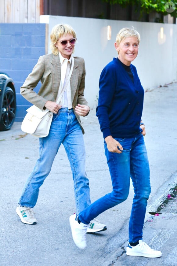 Los Angeles, CA - EXCLUSIF - Ellen DeGeneres salue ses fans alors qu'elle arrive à son spectacle comique "An Evening with Ellen DeGeneres" au Largo à Los Angeles avec sa femme Portia de Rossi.
Sur la photo : Ellen DeGeneres, Portia De Rossi