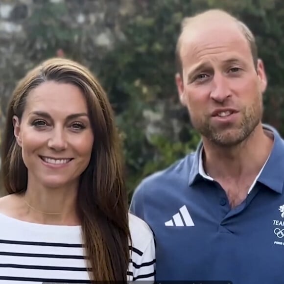 Parents de George, Charlotte et Louis, Kate Middleton et le prince William ont désormais leur résidence à Adelaide Cottage, une maison rose bonbon sur le domaine de Windsor Home Park.
Le prince William, prince de Galles, avec une barbe de quelques jours et Catherine (Kate) Middleton, princesse de Galles félicitent les athlètes britanniques dans une vidéo, à l'issue les Jeux Olympiques de Paris2024 (JO). © Instagram / Prince and Princess of Wales